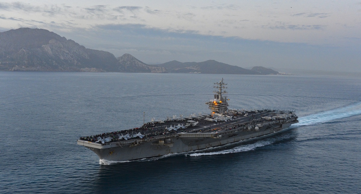 Druga amerykańska lotniskowcowa grupa uderzeniowa przybyła na Morze Śródziemne - lotniskowiec USS Dwight D. Eisenhower oraz niszczyciel Arleigh Burke i krążownik Ticonderoga są w drodze do Izraela. Eisenhower, niszczyciel Arleigh Burke i krążownik Ticonde Druga amerykańska lotniskowcowa grupa uderzeniowa przybyła na Morze Śródziemne - lotniskowiec USS Dwight D. Eisenhower oraz niszczyciel Arleigh Burke i krążownik Ticonderoga są w drodze do Izraela. Eisenhower, niszczyciel Arleigh Burke i krążownik Ticonde